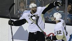 Útoník Pittsburghu Penguins Eric Fehr, se raduje se svým spoluhráem Benem...