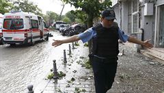 Turecký policista na míst výbuchu brání ve vstupu zvdavcm.