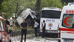 Policejní autobus se stal terem bombového útoku.