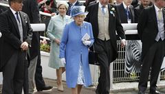 Elegantní klobouk nenechala ve skříni ležet ani anglická královna.