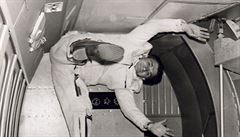 Ond�ich Pel�ák p�i nácviku pohybu ve stavu bez tí�e.