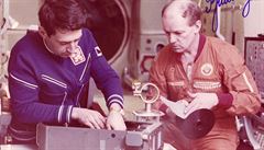 P�i p�ípadném letu do vesmíru museli v�echna d�le�itá rozhodnutí �init v�dy oba...