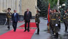 Prezident Milo Zeman (tetí zleva) se v závru návtvy Arménie 9. ervna v...