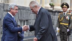 Prezident Milo Zeman (druhý zleva) se v závru návtvy Arménie 9. ervna v...