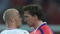 Vladimír micer v duelu proti Dánsku na EURO 2000.