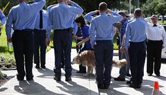 Amerití policisté vzdávají est posledním ijícímu záchranáskému psovi, který...