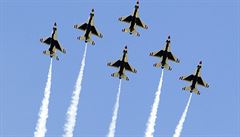 Předváděcí skupina americké armády Thunderbirds při přeletu nad Barackem Obamou...