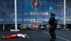 Francouztí policisté pi nácviku útoku na fotbalový stadion bhem Eura.