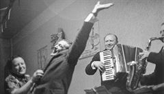 Sérii z venkovských tancova�ek vystavila Sýkorová poprvé v roce 1987 v pra�ské...