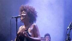 Z vystoupení kapely Kamasiho Washingtona. Zp�va�ka, která jako by vypadla ze...