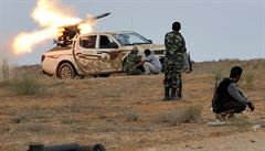 Libyjtí revolucionái pálí rakety na Syrtu, jednu z posledních bat Kaddáfího...