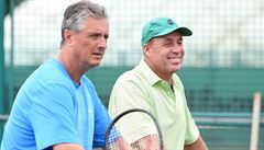 Ivan Lendl (vpravo) pozoruje mladé tenisty spolu s Jaroslavem Navrátilem