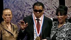 Muhammad Ali v roce 2012 se enou Lonnie (vlevo) a sestrou Marilyn