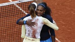 Serena Williamsová gratuluje Garbie Muguruzaové k triumfu na French Open