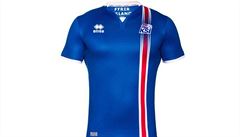 Hlavní dres Islandu je vyveden v tradiní modré barv s erveným svislým...