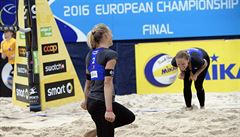 Kristýna Kolocová (vzadu) a Michala Kvapilová si na turnaji pipsaly jednu výhru