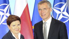 Polská premiérka Beata Szydlová s generálním tajemníkem NATO Jensem...