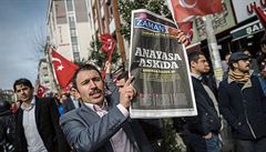 Pod tlakem Erdogana. Sympatizanti listu Zaman protestují proti omezování...