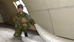 Voják ukazuje novinám matraci, kterou chlapec pouíval ve svém provizorním...