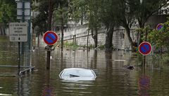 Zaplavené auto na nábeí Seiny.