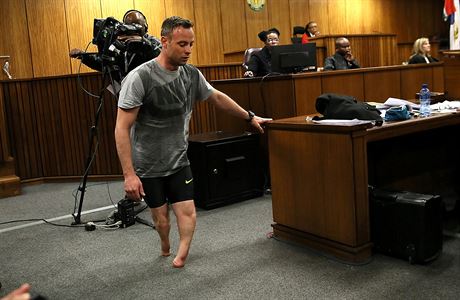 Oscar Pistorius na pahýlech svých nohou.