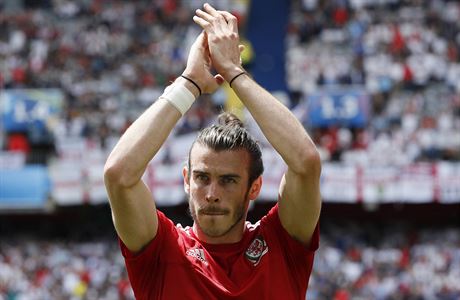 Anglie vs. Wales (Gareth Bale ped zpasem).