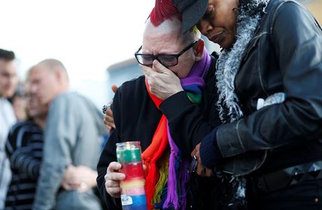Lid zapalovali tak barevn svky, kter pipomnaj symbol LGBT komunity.
