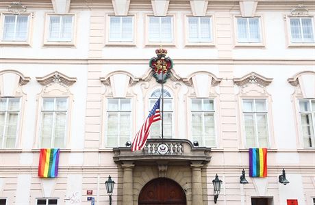 Ambasda USA v Praze vyvsila duhov vlajky