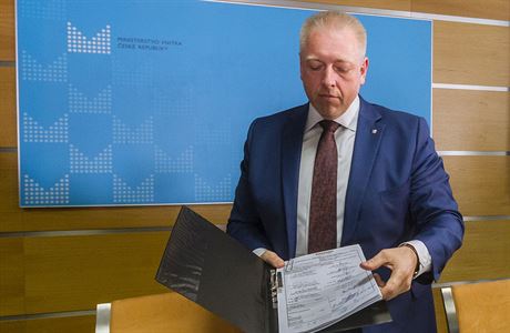 Ministr vnitra Milan Chovanec ukazuje podpisy na dohodě o policejní reformě