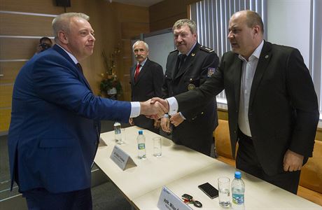 Ministr vnitra Milan Chovanec a f policejnch odbor Milan tpnek (vpravo)