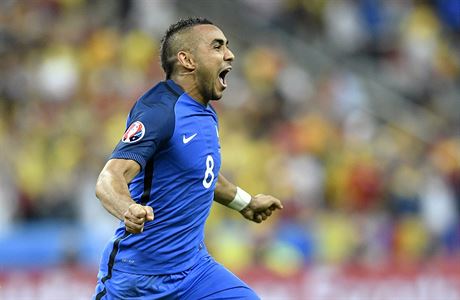 Dimitri Payet se raduje z vítzného gólu v zápase s Rumunskem