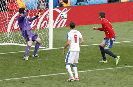 Gerard Pique pekonv Petra echa. M pozoruje Tom Sivok.