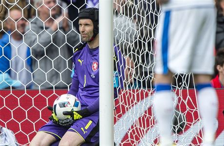 Petr ech loví z brány mí, kterým Gerard Piqué rozhodl o výhe panl 1:0.