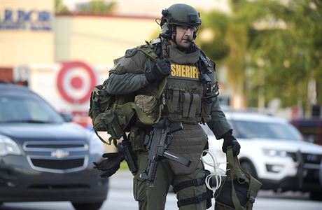 len zásahové jednotky SWAT ped klubem Pulse v americkém Orlandu.