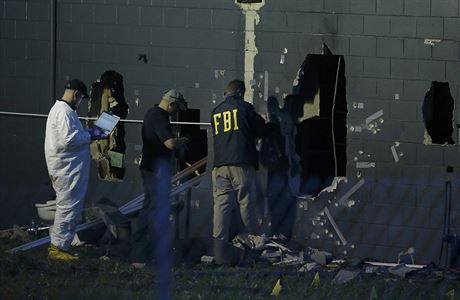 Agenti FBI zkoumaj otvory ve zdi klubu Pulse v americkm Orlandu.