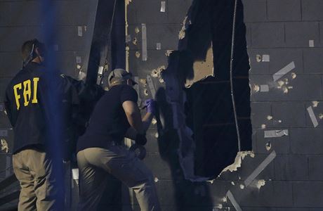 Vyetovatelé zkoumají otvory ve zdi klubu Pulse v americkém Orlandu.