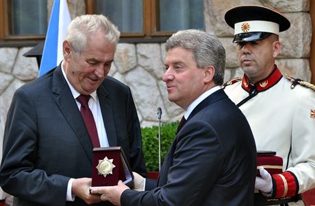 eský prezident Milo Zeman (vlevo) s makedonským prezidentem orgem Ivanovem,...