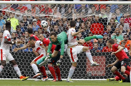 Švýcar Fabian Schaer střílí gól svého týmu.