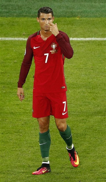 Cristiano Ronaldo v zápase s Islandem.