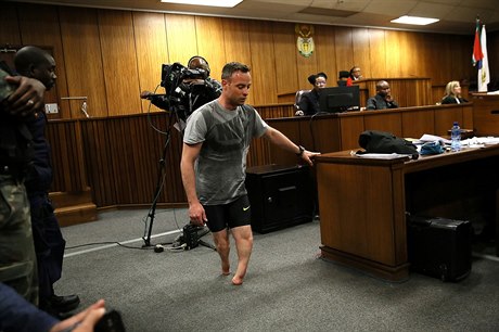 Oscar Pistorius na pahýlech svých nohou.