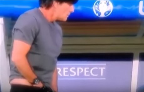 Joachim Löw s rukou ve svém rozkroku.