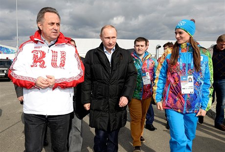 Ministr sportu Vitalij Mutko, prezident Vladimir Putin a tyčkařka Jelena Isinbajevová.