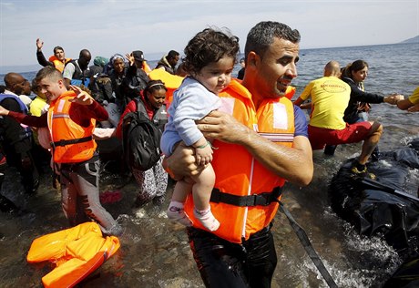 Komplikovaná cesta migrantů Středozemním mořem (ilustrační snímek).