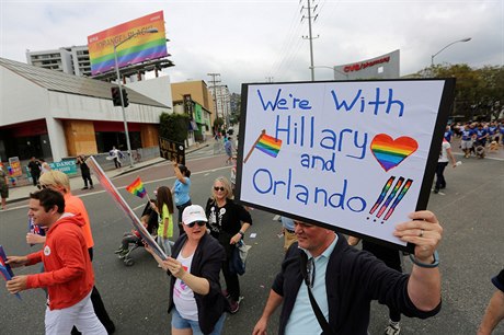 Ameriané na snímku vyjadují podporu Clintonové a sdílí její pohled na stelbu...