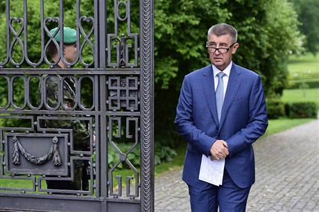Ministr financí a pedseda hnutí ANO Andrej Babi odchází ze zámku v Lánech na...