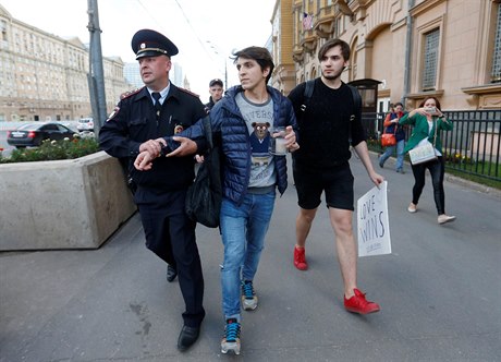 Moskevská policie zadrela dva ruské obany, kteí chtli poloit kvtiny k...