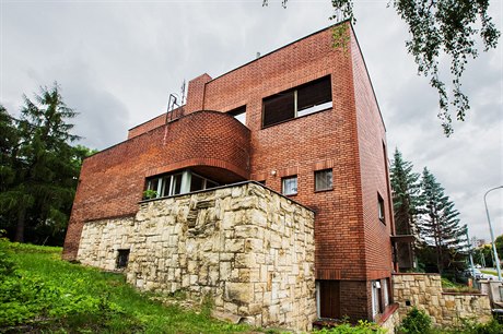 Rodinný dům postavil architekt Pavel Simonov. Tento ruský emigrant navrhl...