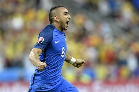 Dimitri Payet se raduje z vítzného gólu v zápase s Rumunskem