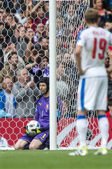 Petr Čech loví z brány míč, kterým Gerard Piqué rozhodl o výhře Španělů 1:0.