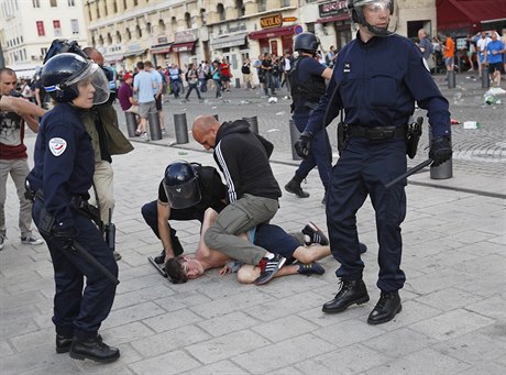 Rvačky chuligánů v Marseille.
